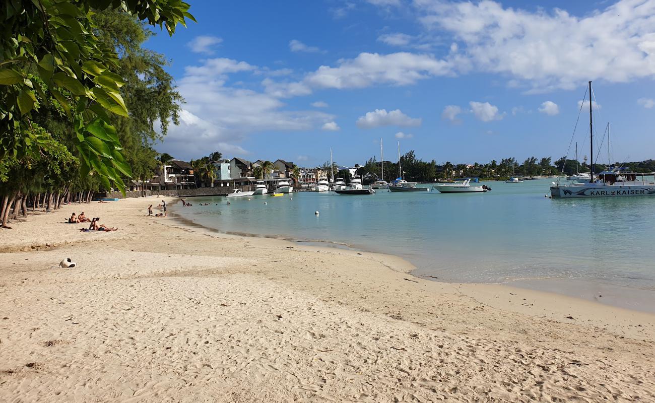Photo de Grand Baie Beach avec sable beige de surface