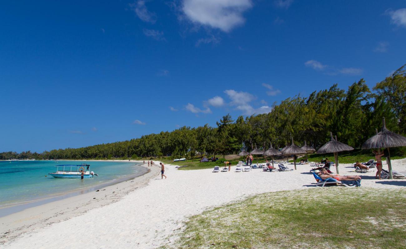 Photo de Belle Mare Beach II avec sable lumineux de surface