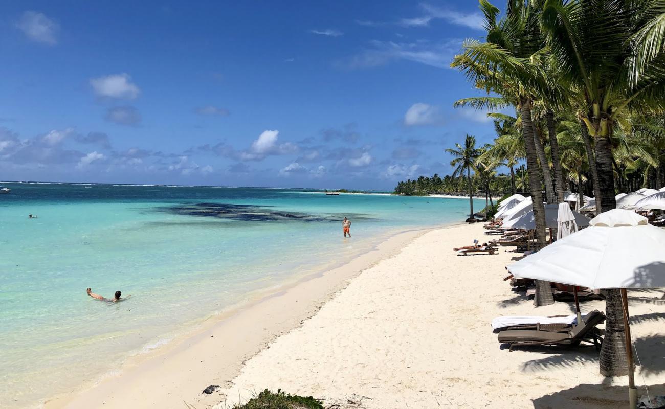 Photo de Belle Mare Beach avec sable blanc de surface