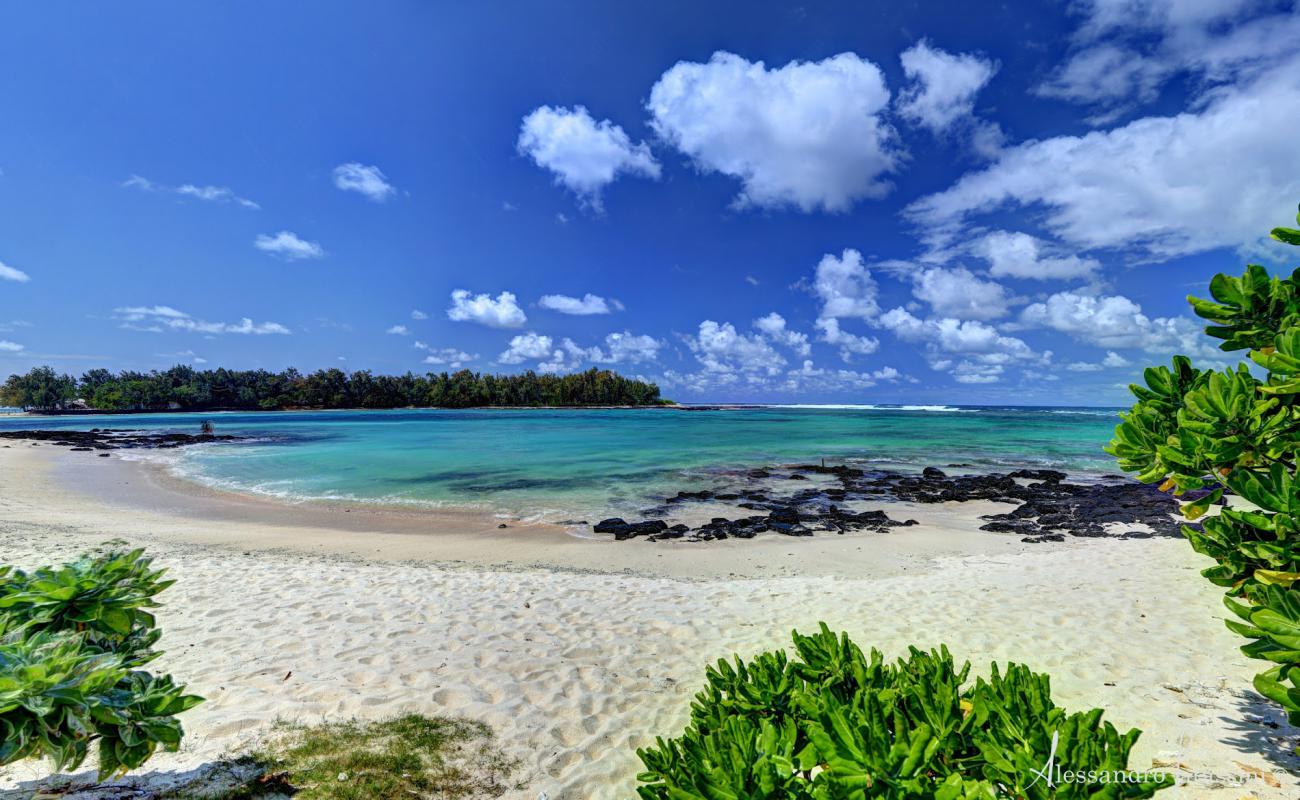 Photo de Blue Bay Beach avec sable blanc de surface