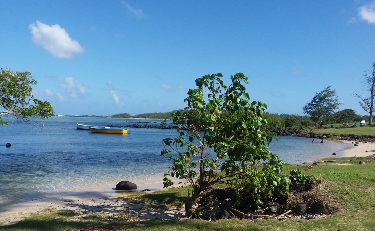 Photo de Le Bouchon Beach avec sable beige & pierres de surface