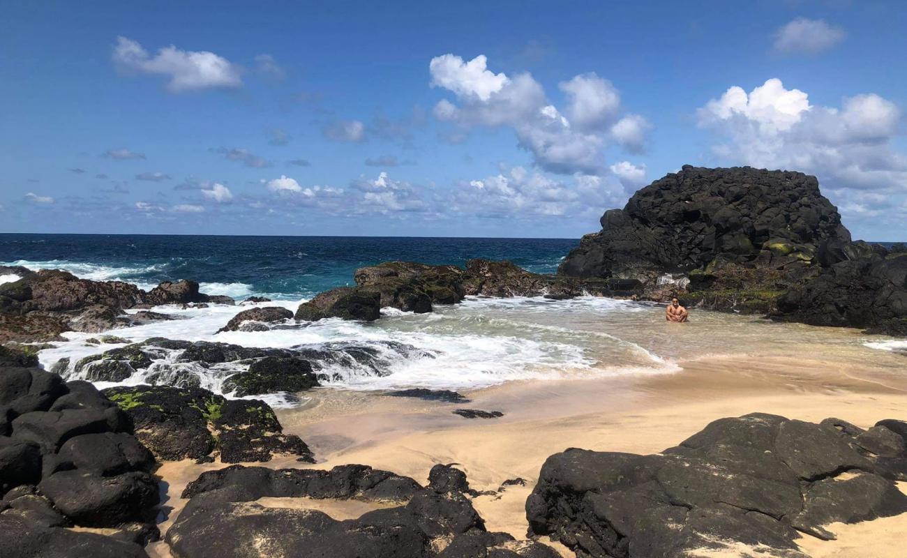 Photo de Savinia Beach avec sable beige & pierres de surface