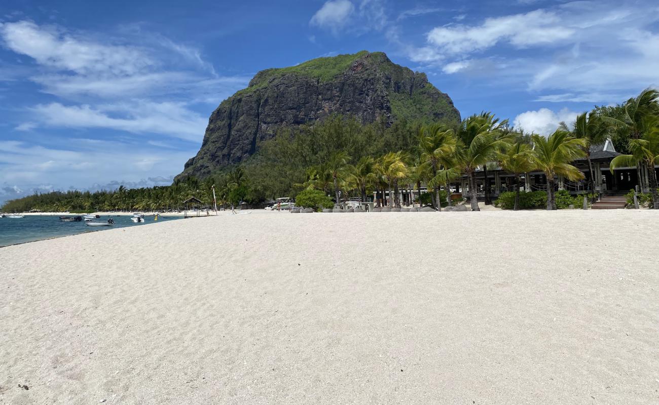 Photo de Le Morne Beach avec sable fin et lumineux de surface