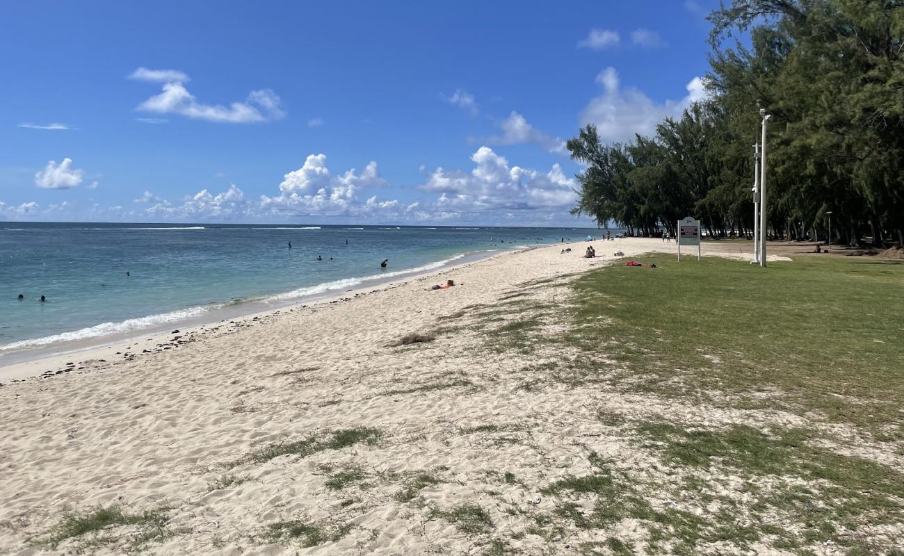 Photo de Flic En Flac Beach avec sable beige fin de surface