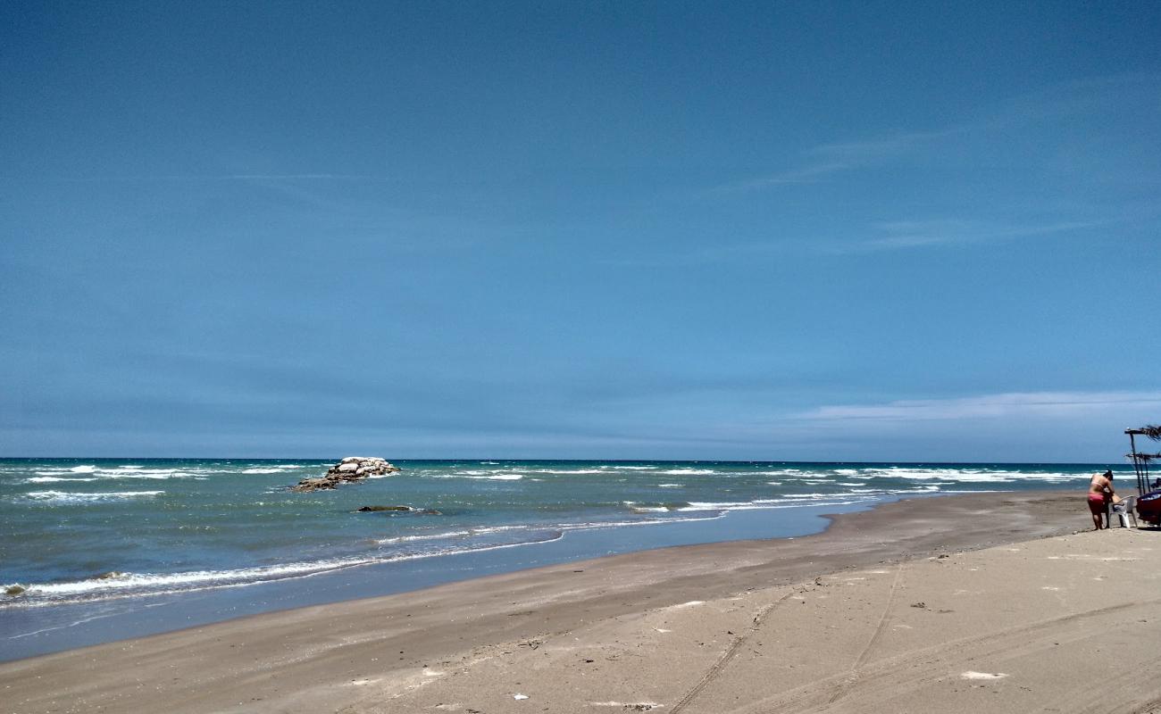 Photo de Playa Paraiso avec sable beige de surface