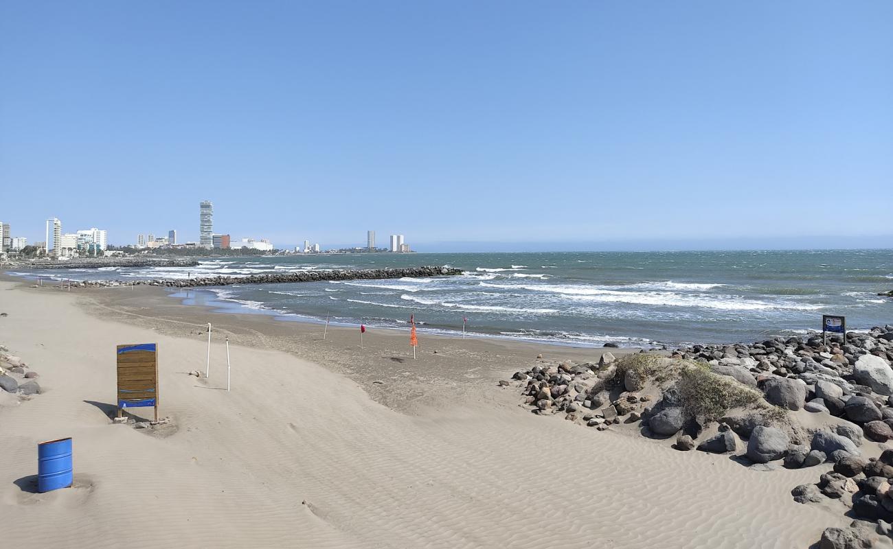 Photo de Playa Los Delfines avec sable beige de surface