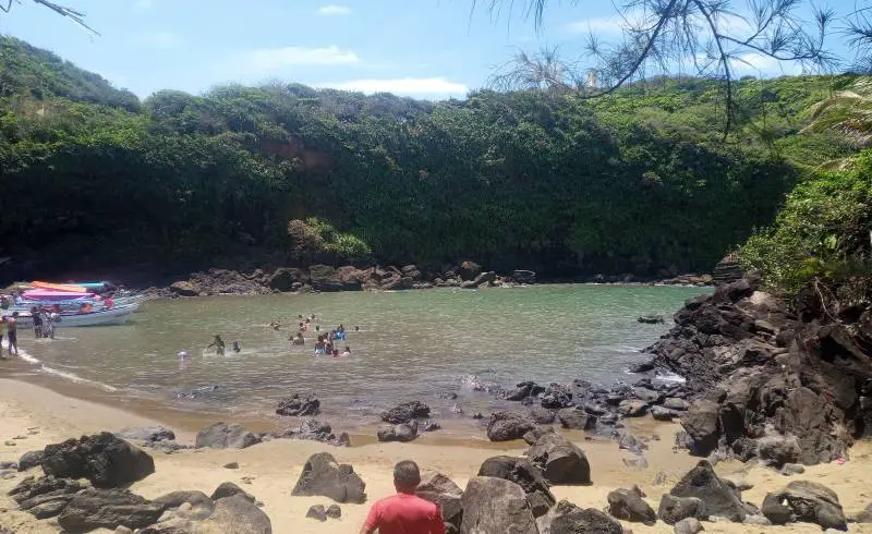 Photo de Playa Escondida avec sable beige & pierres de surface