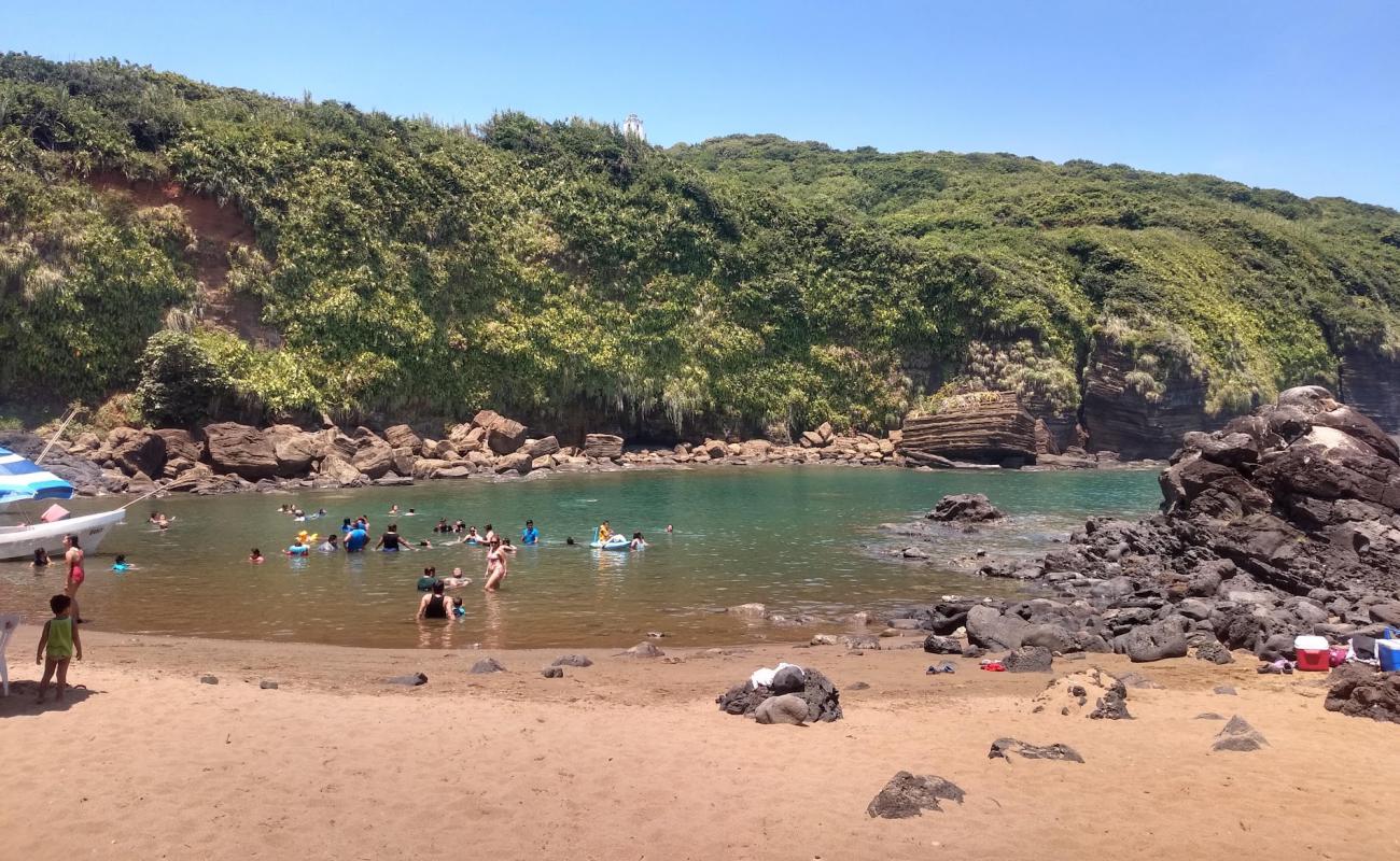 Photo de Playa Escondida avec sable beige & pierres de surface