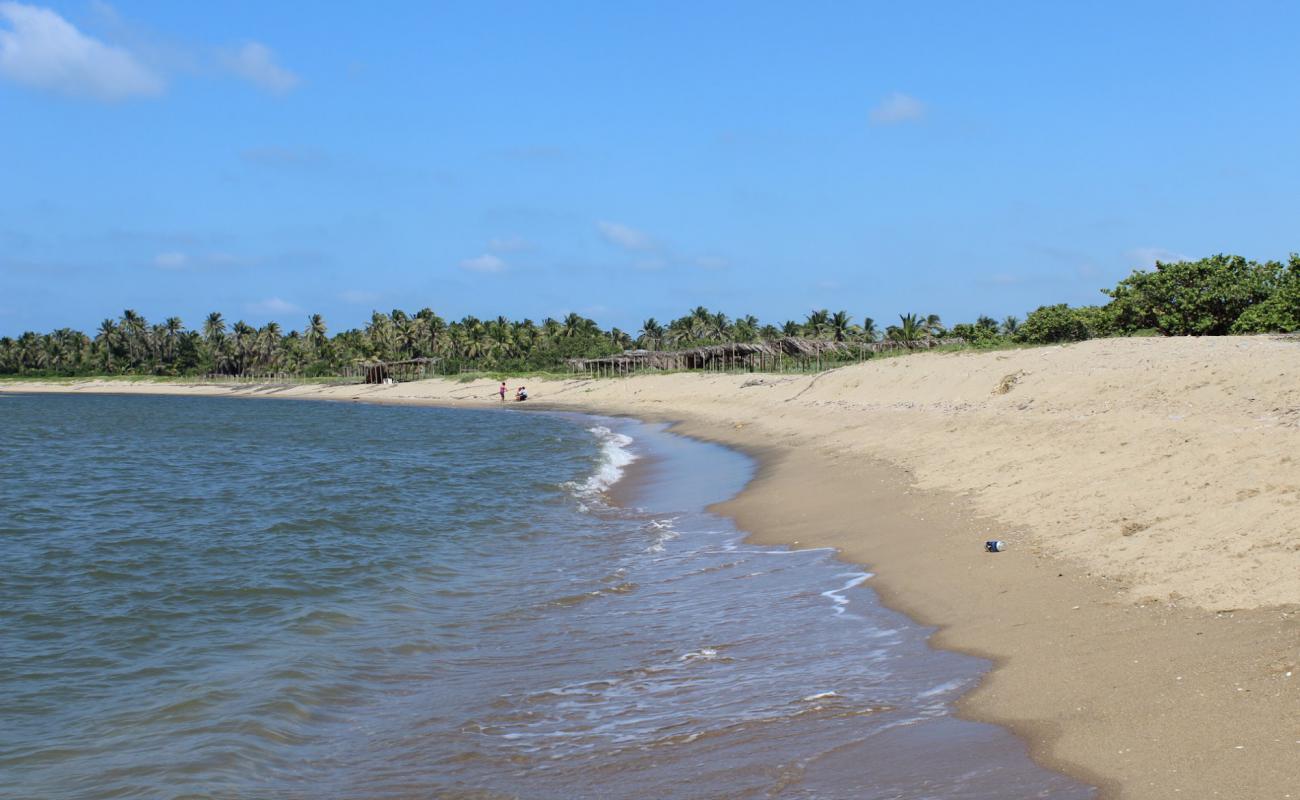 Photo de Playa Acapulquito avec sable lumineux de surface