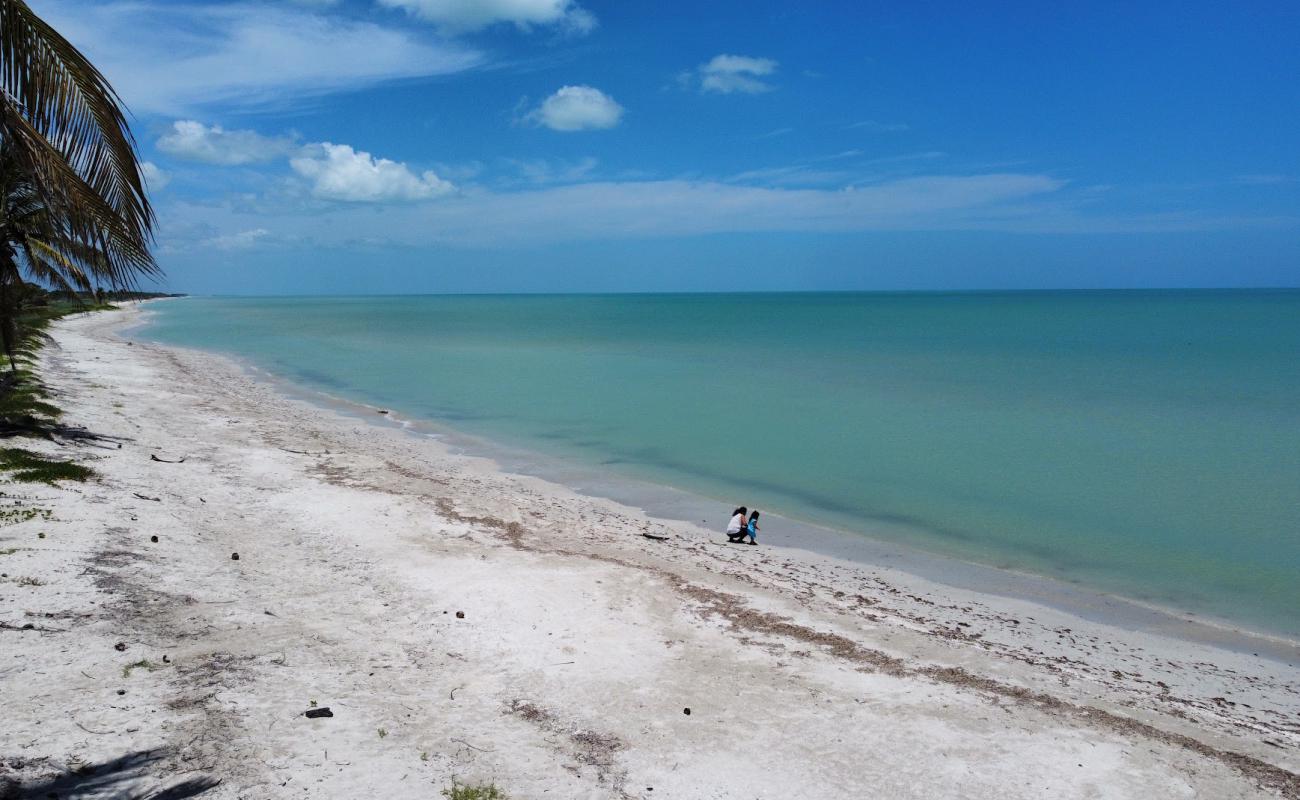Photo de Playa Natalia avec sable beige de surface