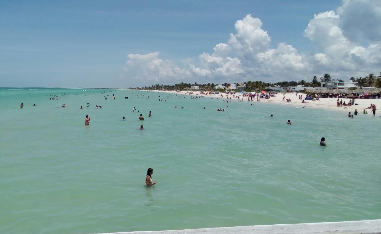 Photo de Playa Sisal avec sable beige de surface