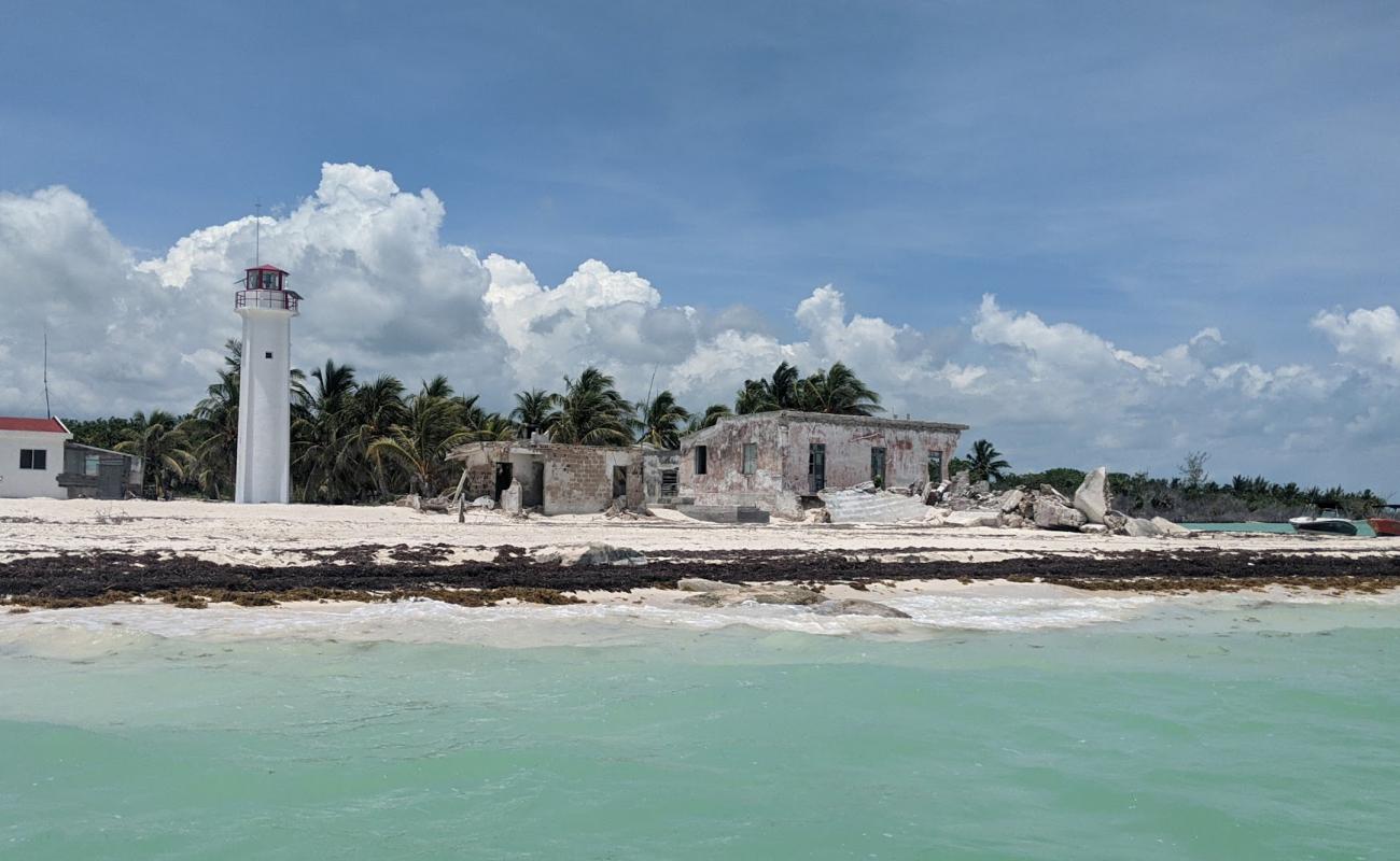 Photo de Isla Holbox beach avec sable lumineux de surface