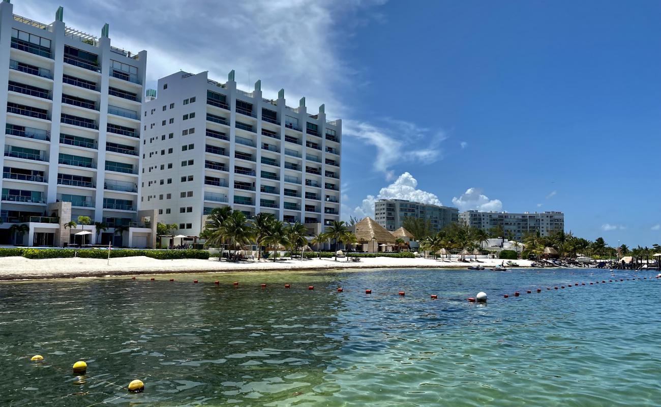 Photo de SLS Hotel beach avec sable lumineux de surface