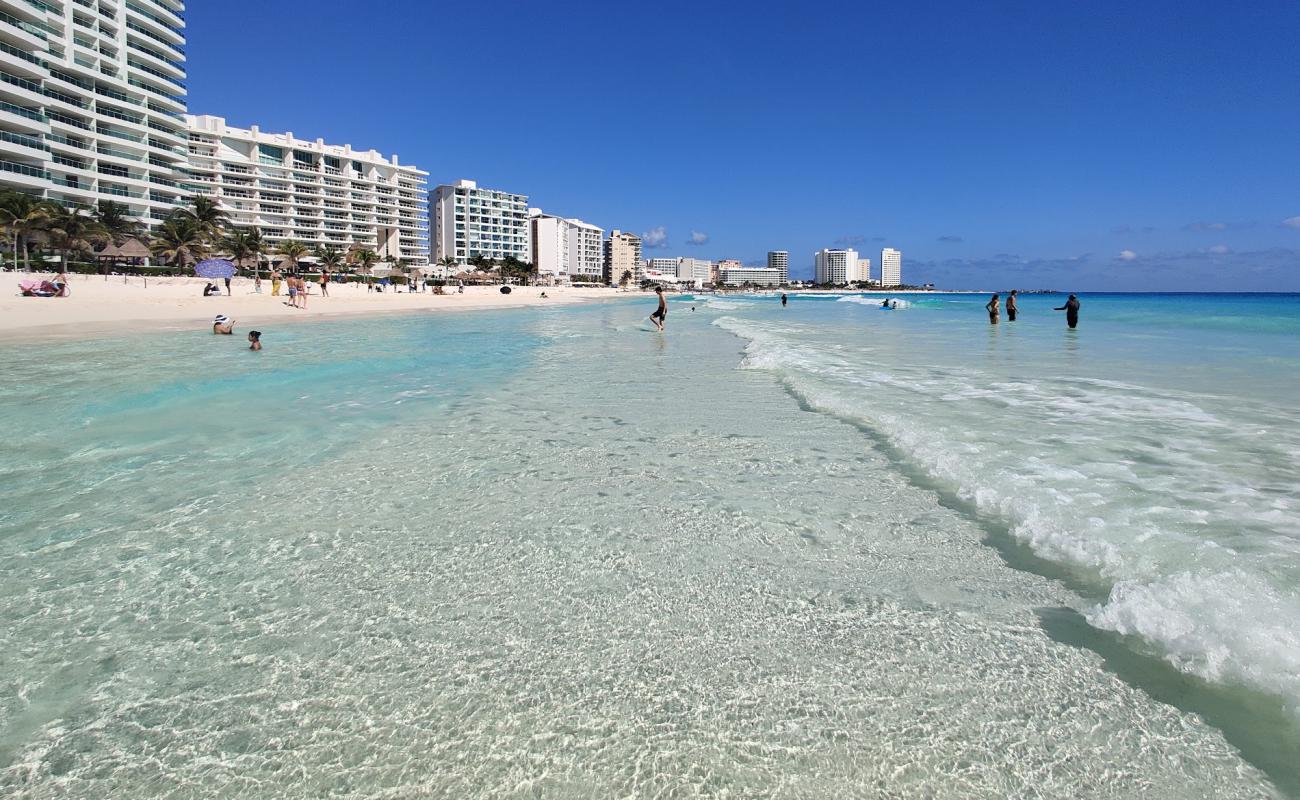 Photo de Plage Chacmool avec sable fin et lumineux de surface