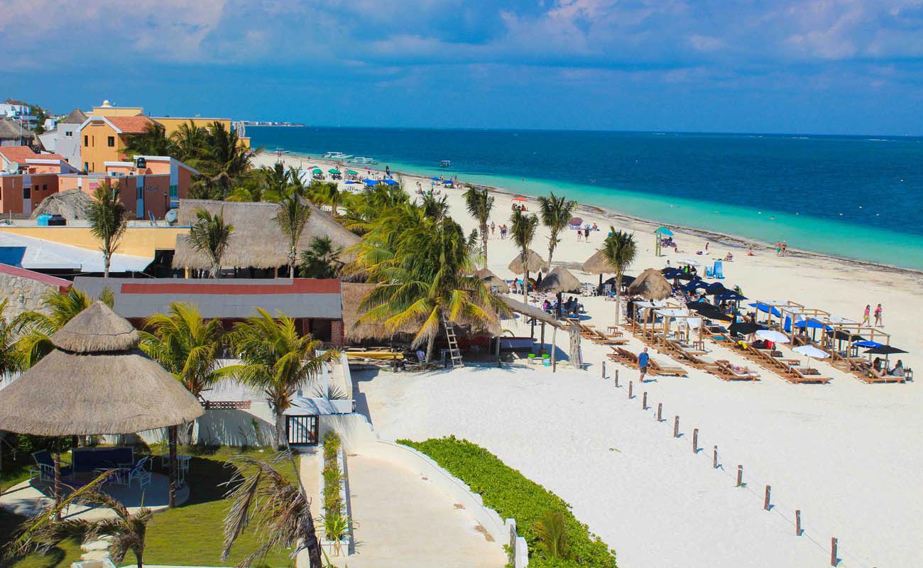 Photo de Playa Puerto Morelos avec sable beige fin de surface
