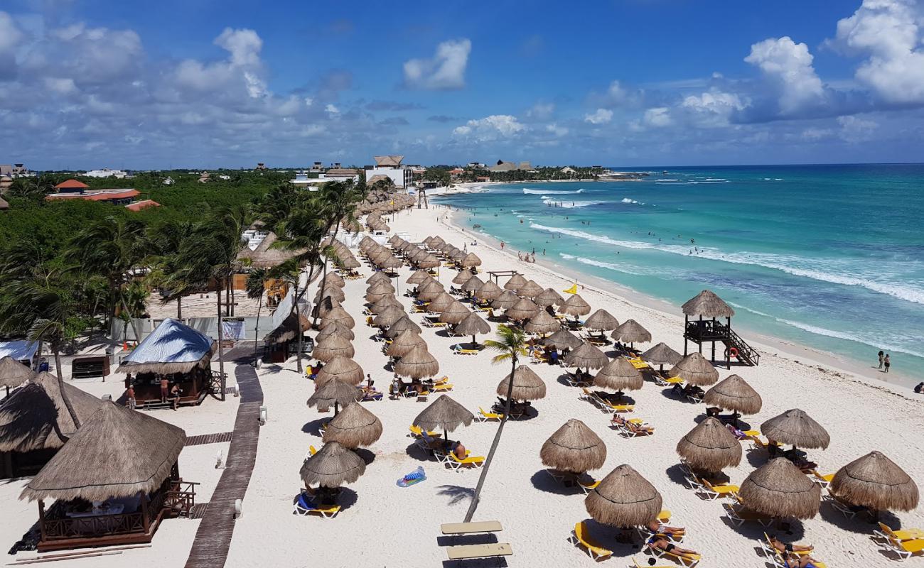 Photo de Plage Paraiso avec sable fin et lumineux de surface