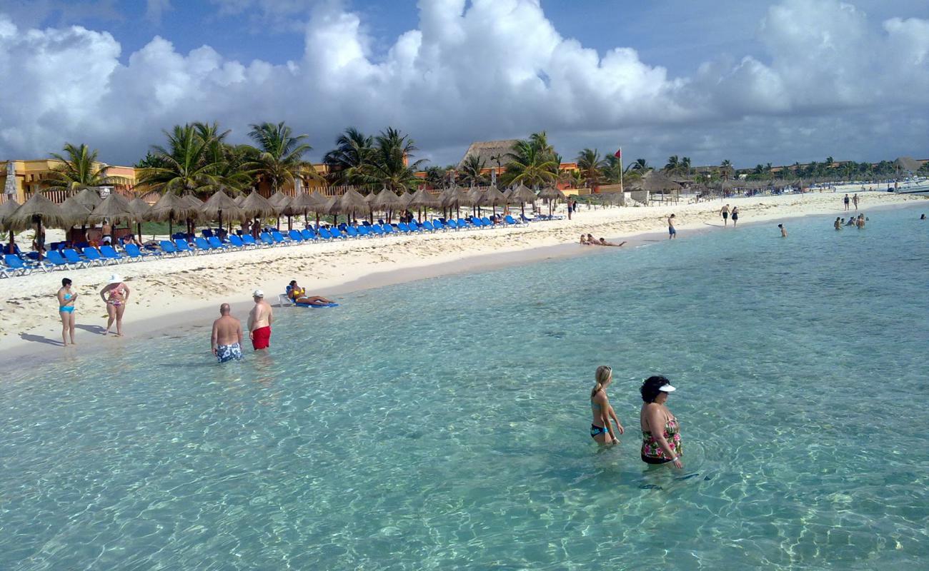 Photo de Playa Coba avec sable beige fin de surface