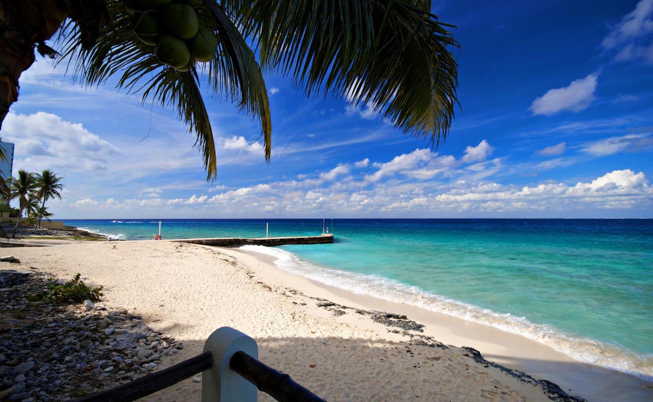 Photo de Playa las Rocas avec sable beige fin de surface