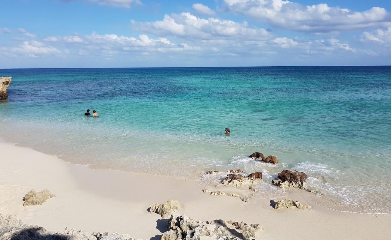 Photo de Playa Miami avec sable beige fin de surface