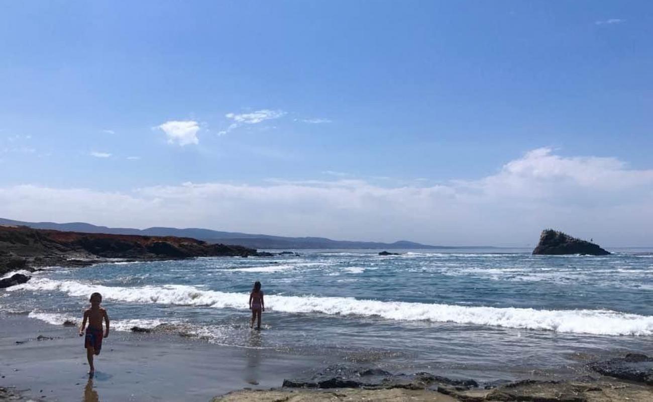Photo de Playa Ejido Erendira avec sable brun avec roches de surface