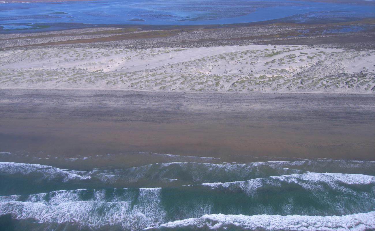 Photo de El Playon Beach avec sable brun de surface