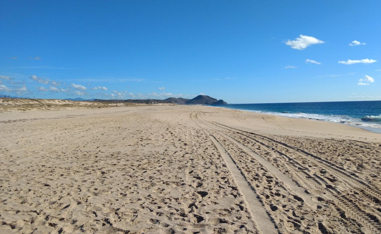 Photo de Playa Los Mangos avec sable fin et lumineux de surface