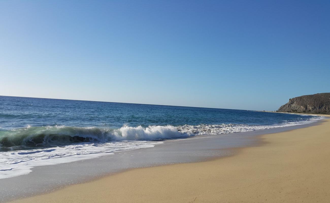 Photo de San Pedrito Beach avec sable fin et lumineux de surface