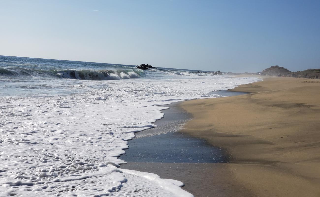 Photo de Migrino Beach avec sable beige fin de surface