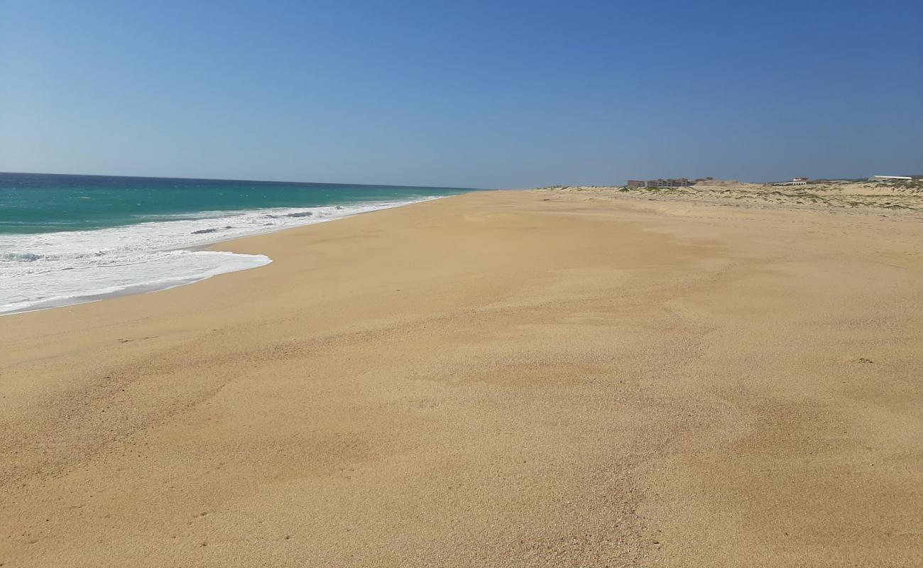 Photo de Playa El Suspiro avec sable beige fin de surface