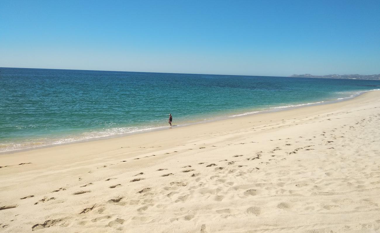 Photo de East Cape Beach avec sable beige fin de surface