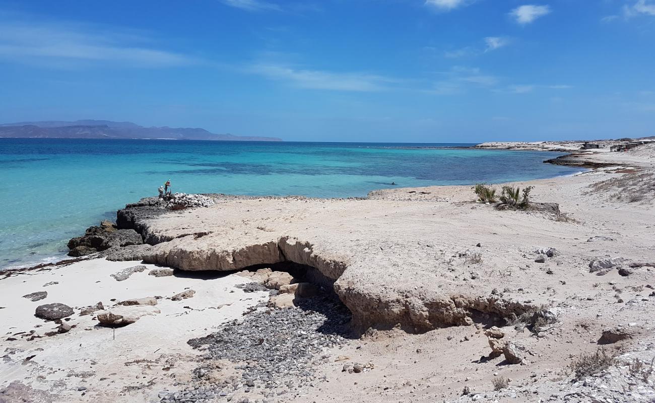 Photo de Las Pilitas avec sable brillant et rochers de surface