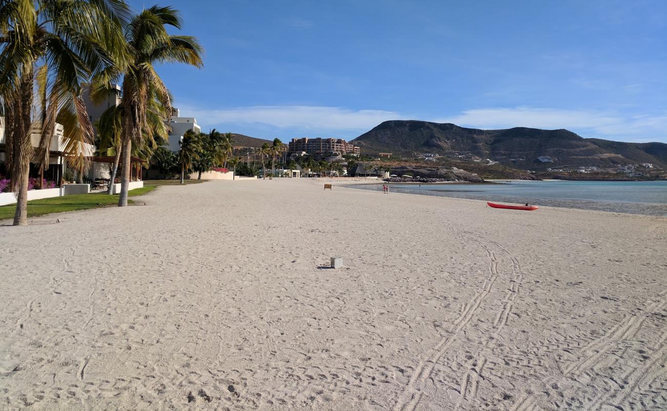 Photo de Playa Puerta Cortes avec sable fin et lumineux de surface