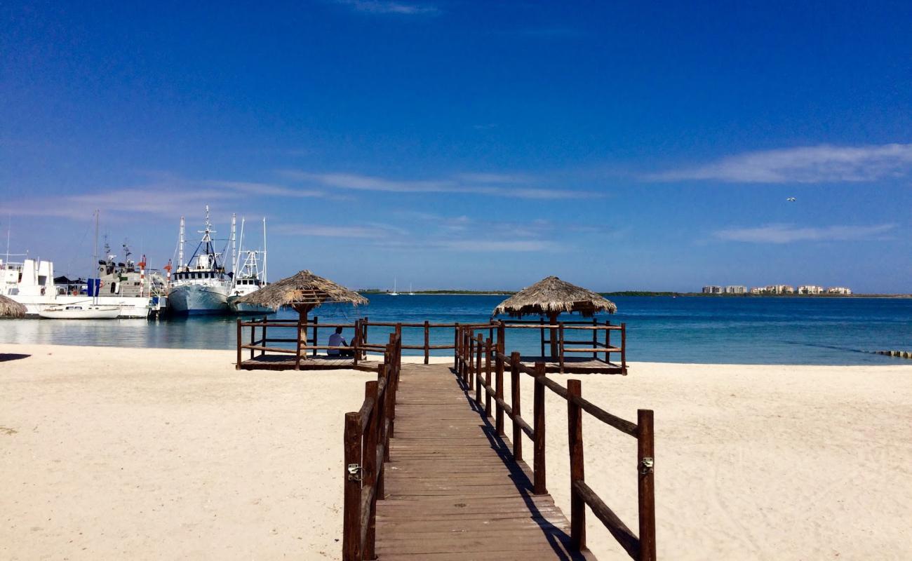 Photo de Playa La Paz avec sable beige de surface
