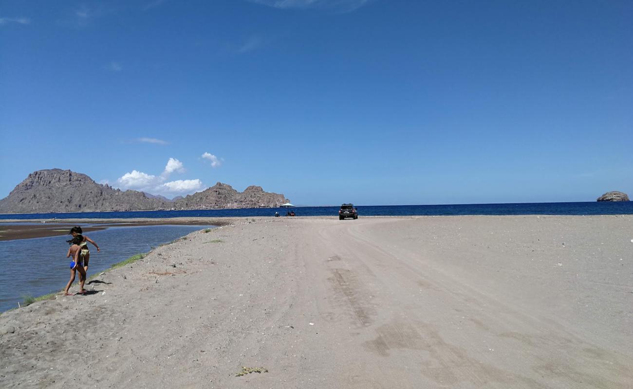 Photo de Playa Ligui avec sable gris & galets de surface