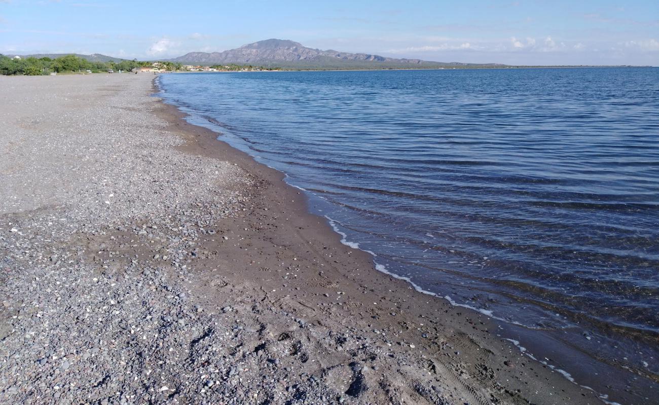 Photo de Playa La Negrita avec sable gris & galets de surface