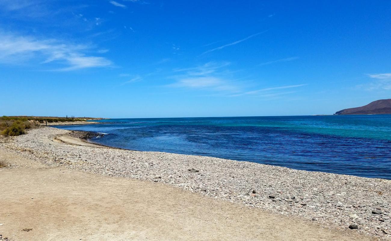 Photo de Playa La Picazon avec sable gris avec caillou de surface