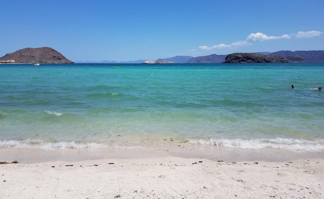 Photo de Playa Santispac avec sable beige de surface