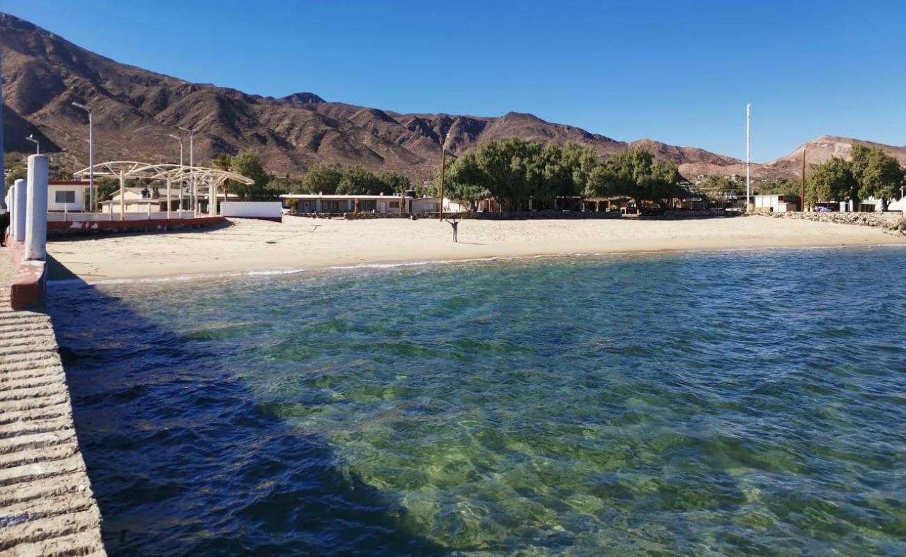 Photo de Playa Bahia de los Angeles avec sable beige de surface