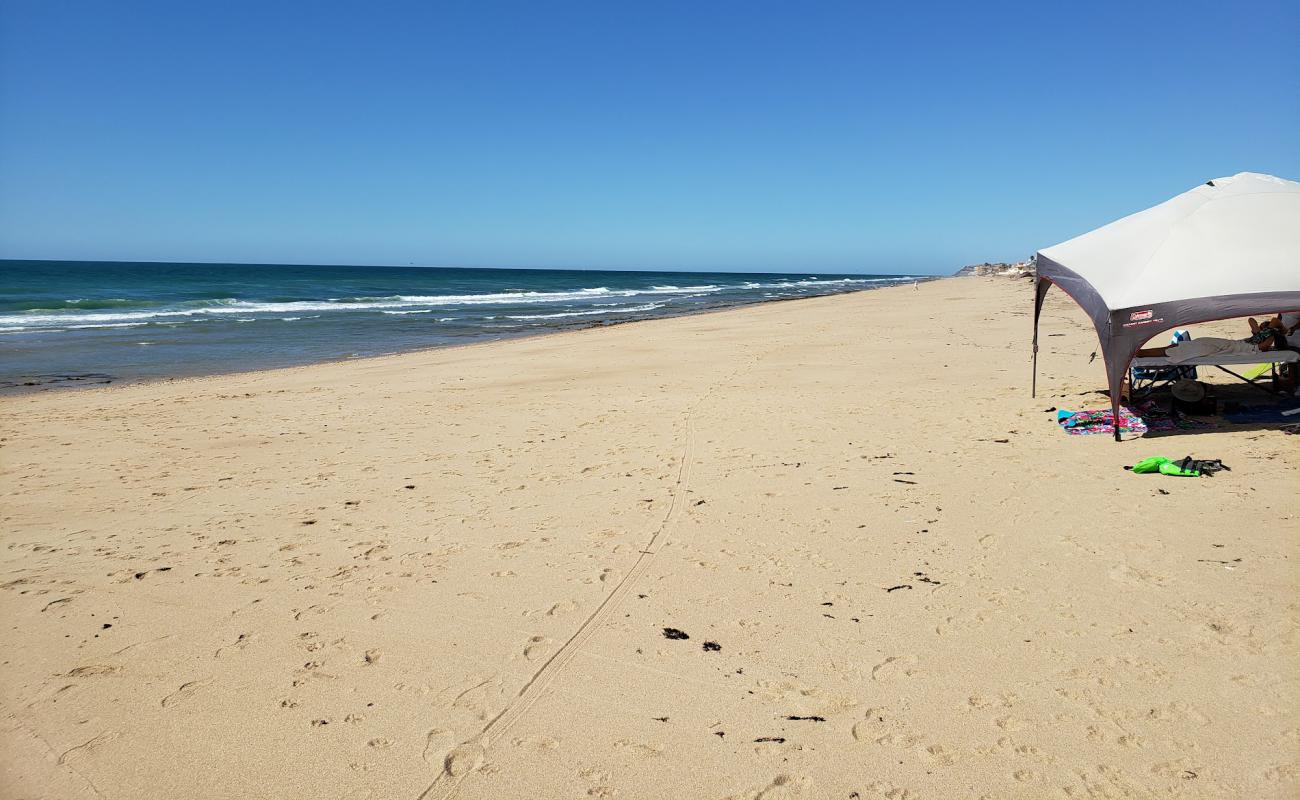 Photo de Playa Del Este avec sable lumineux de surface