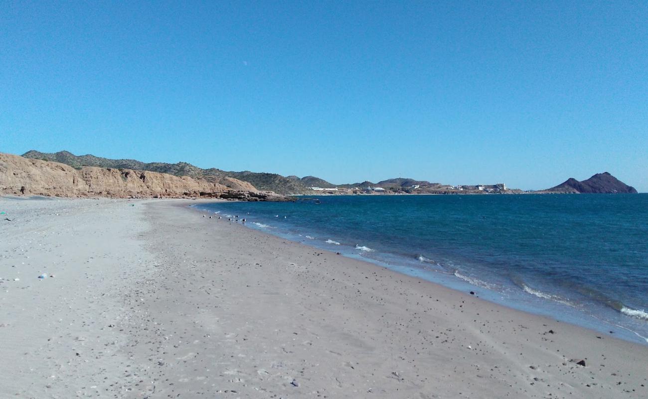 Photo de La Roca Roja avec sable gris de surface