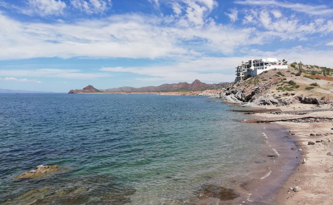 Photo de Bay Estela beach avec sable gris de surface