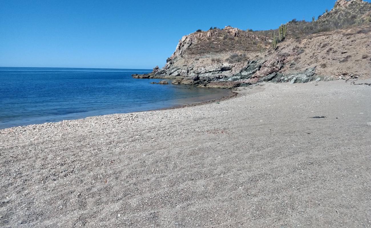 Photo de Las Cadenas beach avec petits galets gris de surface