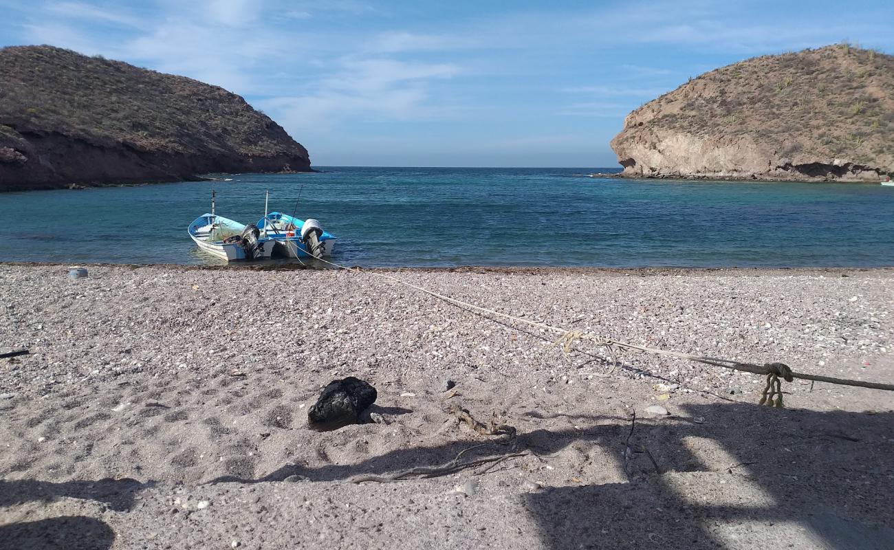 Photo de Ensenada Chica avec galets gris de surface