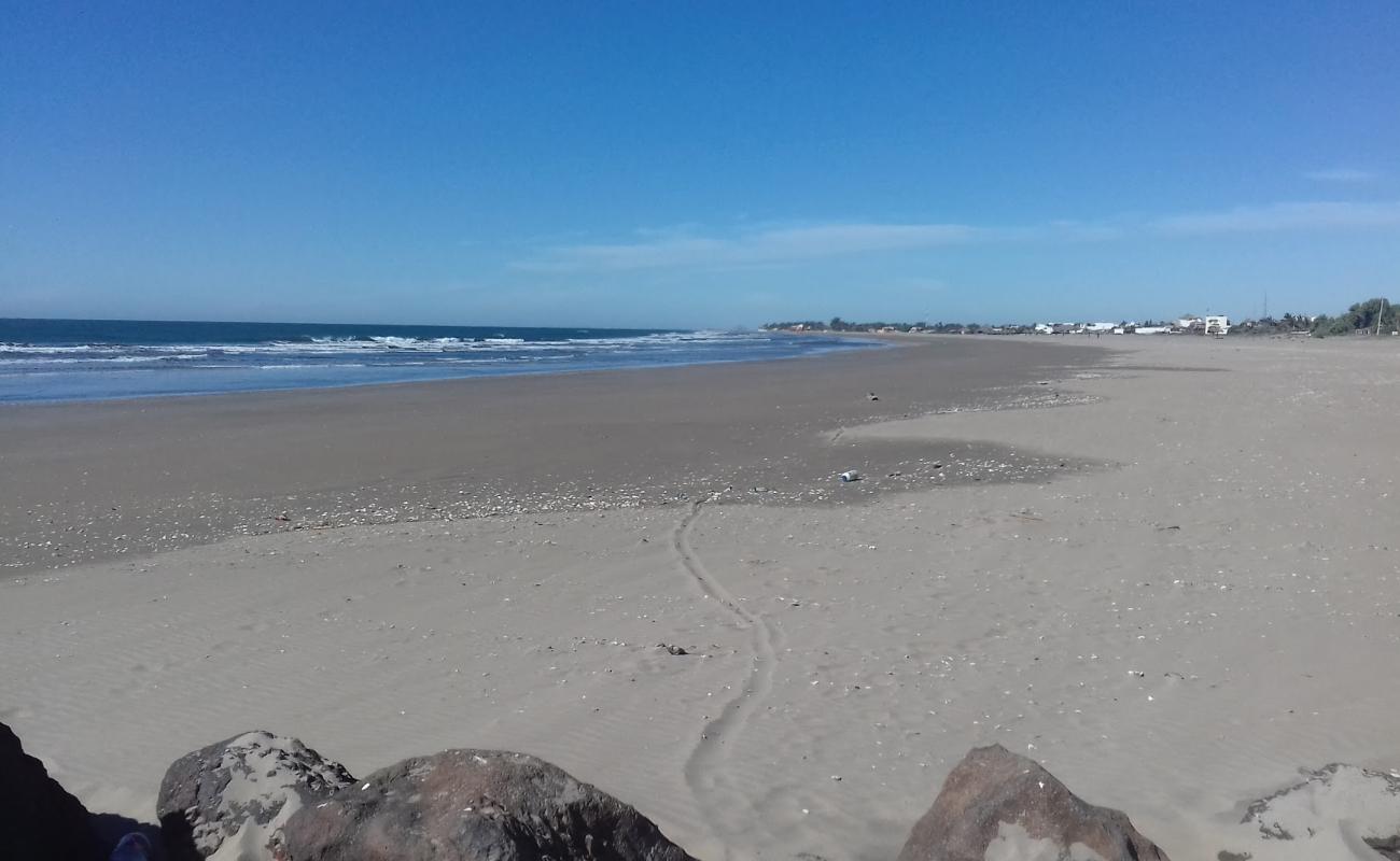 Photo de Las Glorias beach avec sable lumineux de surface