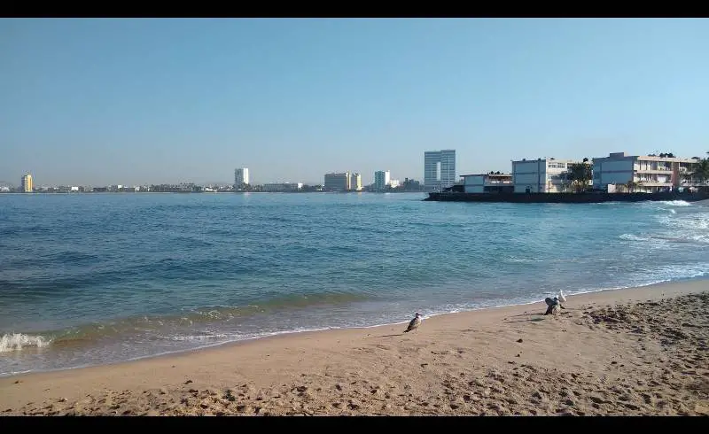 Photo de Los Pinitos beach avec sable lumineux de surface