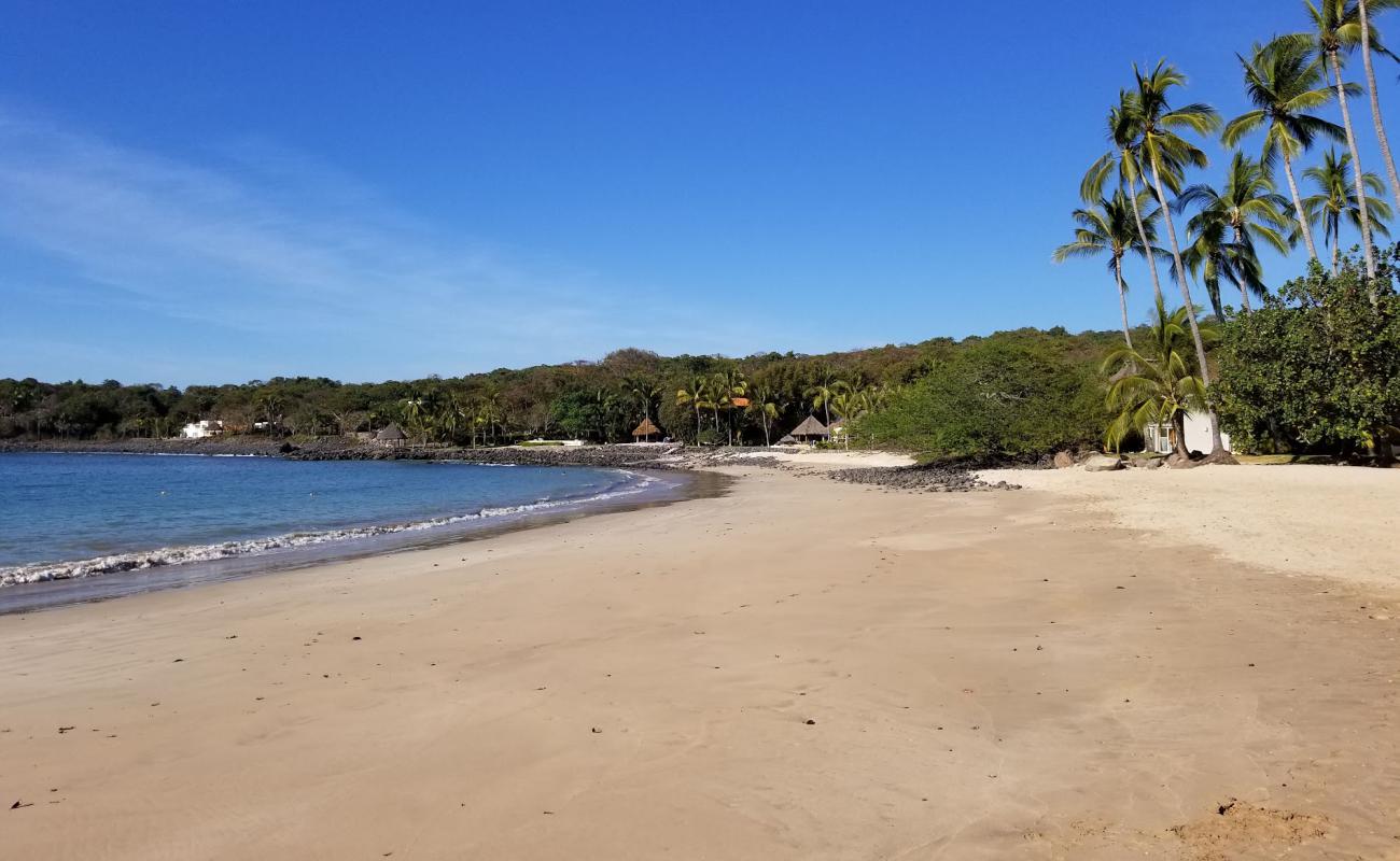 Photo de Chacalilla beach avec sable coquillier lumineux de surface