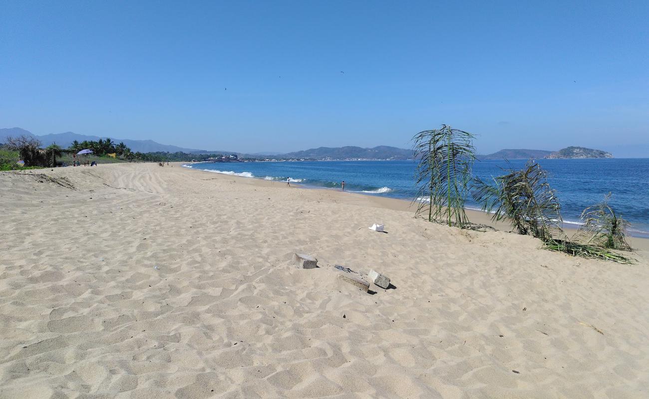 Photo de El Naranjo beach avec sable fin et lumineux de surface