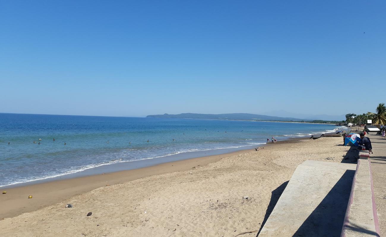 Photo de El Naranjo beach II avec sable fin et lumineux de surface