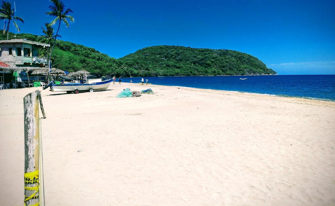 Photo de Los Ayala beach avec sable fin et lumineux de surface