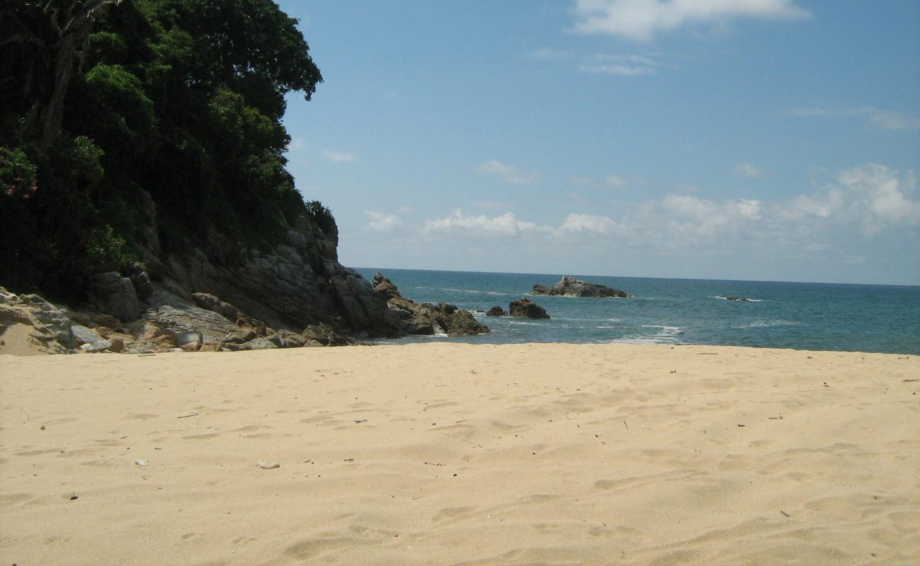 Photo de Clavellinas beach avec sable beige fin de surface